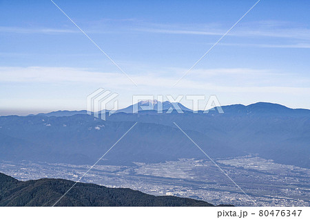 夏の美ヶ原高原　早朝の王ヶ鼻より御嶽山を望む 80476347
