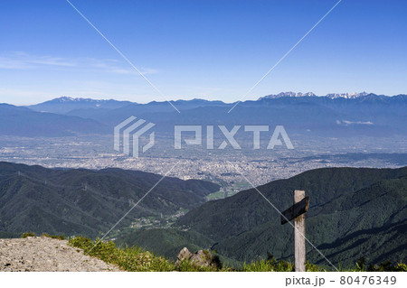 夏の美ヶ原高原　早朝の王ヶ鼻より西方面の山々を望む 80476349
