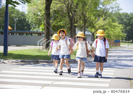 ランドセルを背負って通学する小学生 ランドセルを背負って通学する小学生 80476834