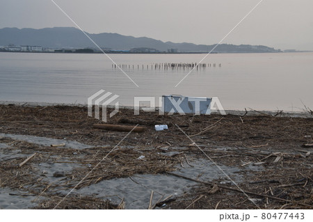 海岸に打ち上げられた冷蔵庫 海岸に打ち上げられた冷蔵庫 80477443