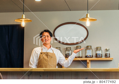 カフェ経営する男性 80477492
