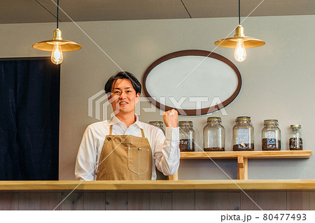 カフェ経営する男性 80477493
