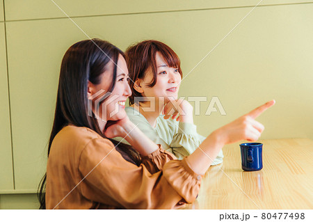 カフェで仲良く話す女友達 80477498