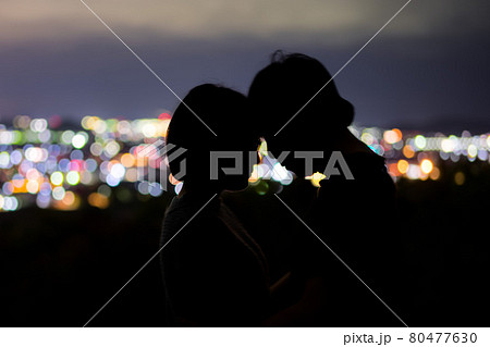 寄り添うカップル。龍野公園展望台（兵庫県たつの市龍野町北龍野）※作品コメント欄に撮影位置 80477630
