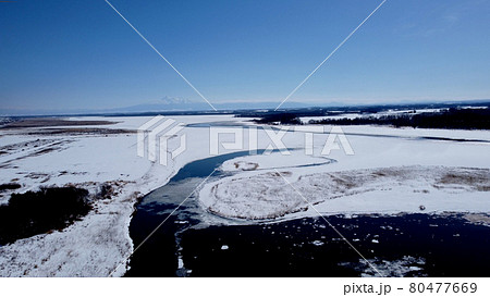 網走の冬の濤沸湖と斜里岳 80477669