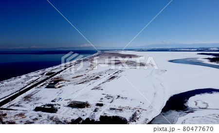 網走の冬の濤沸湖と斜里岳 80477670
