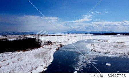 網走の冬の濤沸湖と斜里岳 網走の冬の濤沸湖と斜里岳 80477768
