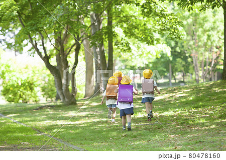 学校へ走っていく子ども達 80478160