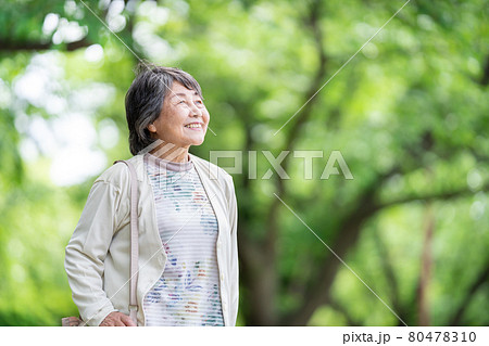 公園で散歩するシニア女性 公園で散歩するシニア女性 80478310