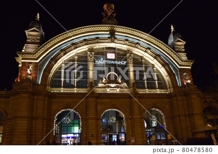ライトアップされるフランクフルト中央駅（ドイツ） 80478580