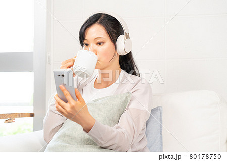 スマホで選曲する女性 スマホで選曲する女性 80478750