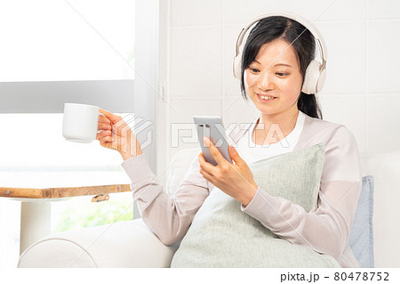 スマホで選曲する女性 スマホで選曲する女性 80478752