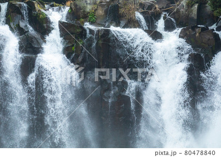 流れ落ちる関之尾滝 流れ落ちる関之尾滝 80478840