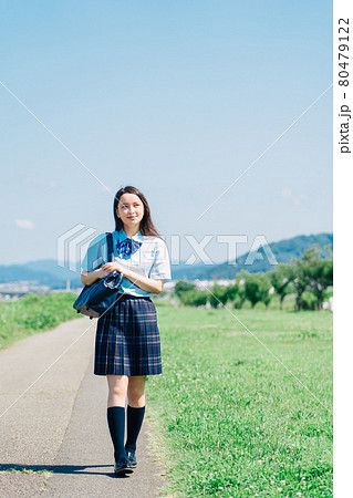通学する高校生 80479122