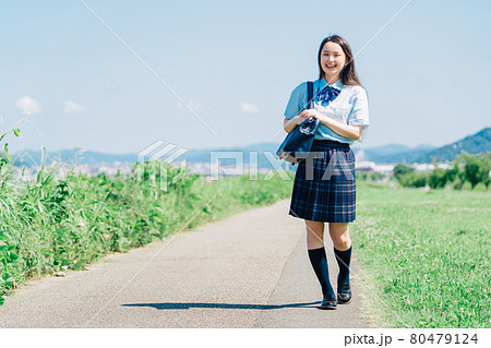 通学する高校生 通学する高校生 80479124