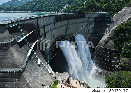 黒部ダムの放水。 80479137