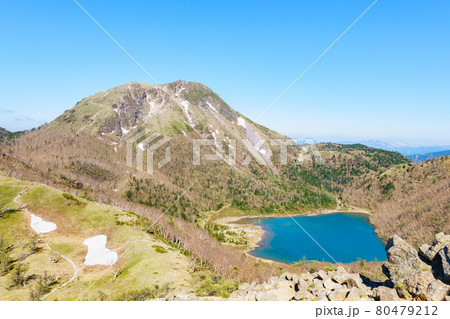 日光白根山登山：前白根山山頂から五色沼・奥白根山を望む 80479212