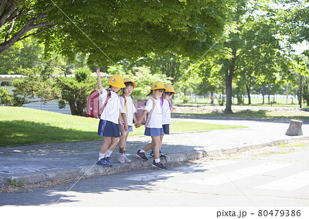横断歩道を渡る小学生4人 80479386