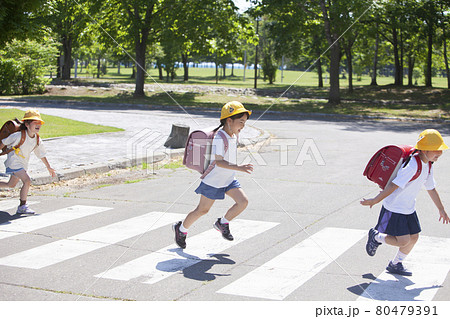横断歩道を渡る小学生4人 80479391