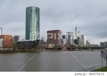 112.3mヴェストハーフェンタワーとマイン川(ドイツ・フランクフルト) 112.3mヴェストハーフェンタワーとマイン川(ドイツ・フランクフルト) 80479523