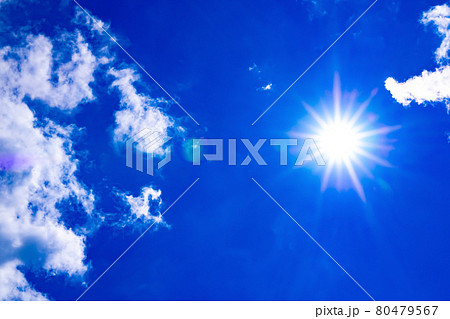 夏の青空と太陽 80479567