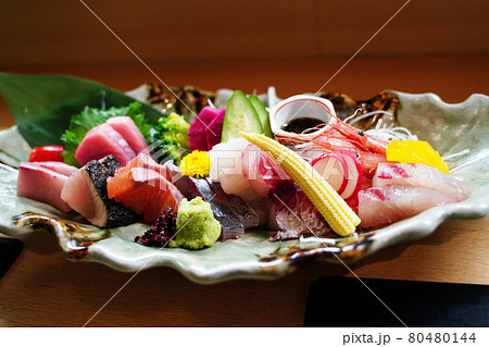 寿司屋の刺し身 80480144