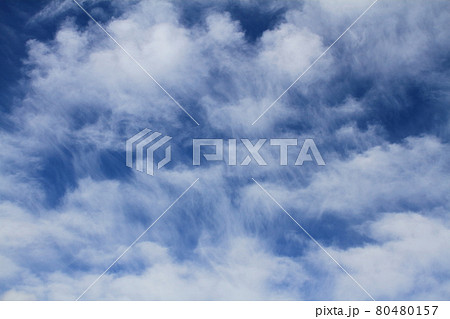 夏空に広がる巻雲（すじぐも） 80480157
