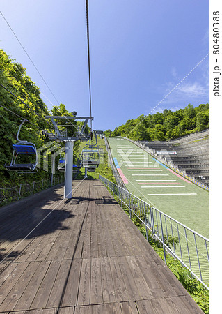 コロナ禍で閑散とした大倉山ジャンプ競技場と無人のリフト 80480388