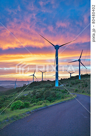 青山高原の風力発電 (夕刻)】 三重県伊賀市勝地の写真素材 [80480402