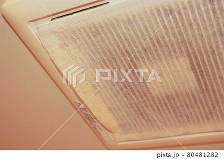 汚れが付いた換気扇のゴミ取りシート 80481282