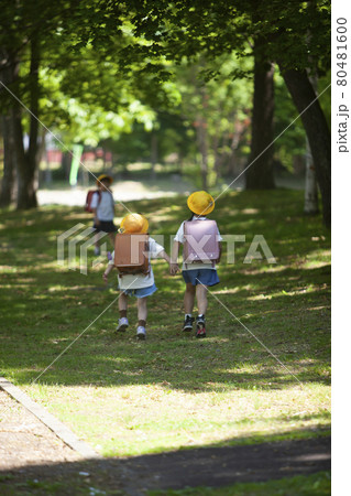 学校へ行く子ども達 80481600
