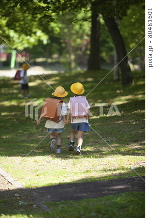学校へ行く子ども達 80481601
