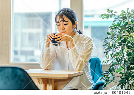 カフェでコーヒーを飲むビジネスウーマン（困る） 80481645