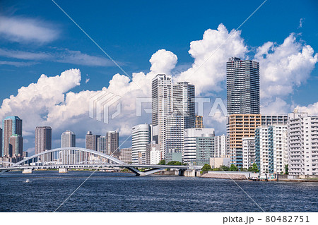 《東京都》東京ベイエリア・タワーマンション群と夏の空 80482751