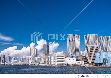 《東京都》東京ベイエリア・タワーマンション群と夏の空 80482752