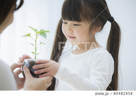 6歳の女の子とママ 80482958