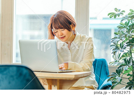 カフェにいるビジネスウーマン(困る) カフェにいるビジネスウーマン(困る) 80482975
