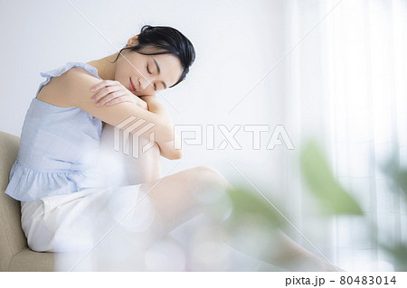 女性　ビューティー　スキンケア 80483014