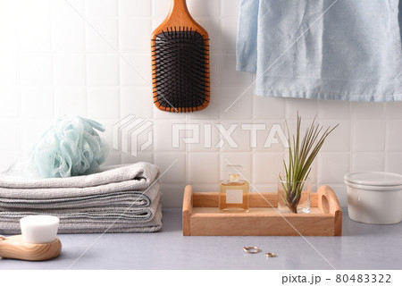 香水瓶のあるバスルームの風景 香水瓶のあるバスルームの風景 80483322