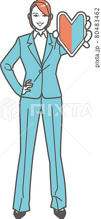 初心者マークを見せる女性 全身 初心者マークを見せる女性 全身 80483462