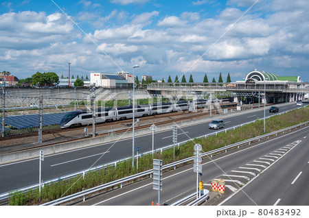 スカイライナーと並走する北千葉道路 80483492