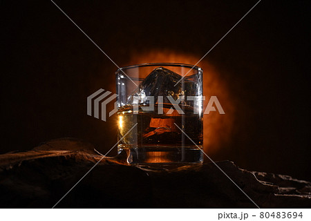 暗闇のウイスキーグラス 暗闇のウイスキーグラス 80483694