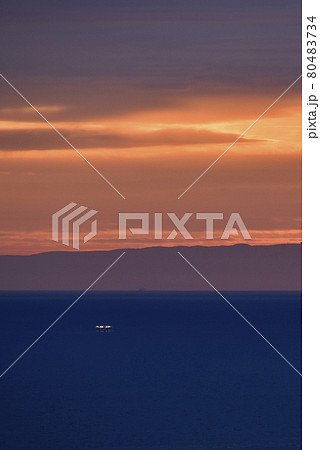 夏の北海道乙部町で夕焼けと灯り始めた漁り火の風景を撮影 夏の北海道乙部町で夕焼けと灯り始めた漁り火の風景を撮影 80483734