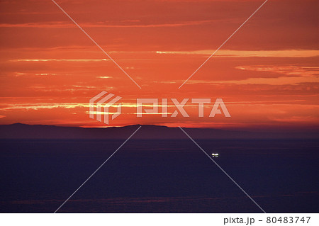 夏の北海道乙部町で夕焼けと灯り始めた漁り火の風景を撮影 80483747