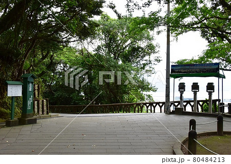 鹿児島市　城山公園の展望台眺望と自然遊歩道と観光案内板と道案内 80484213