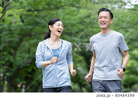 ジョギング ミドルカップル 80484399