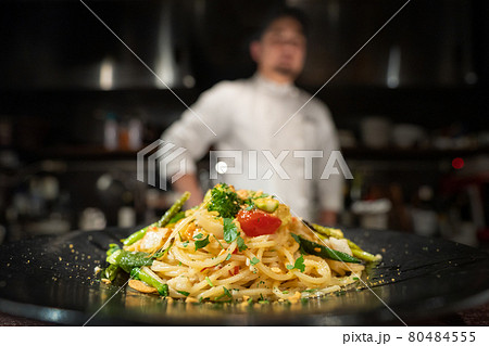 レストラン 料理人 調理 80484555