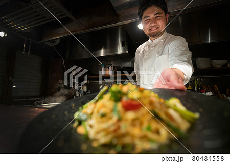 レストラン 料理人 調理 レストラン 料理人 調理 80484558