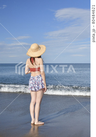 夏の北海道乙部町の海岸でストローハットに水着の女性のポートレートを撮影 夏の北海道乙部町の海岸でストローハットに水着の女性のポートレートを撮影 80484621