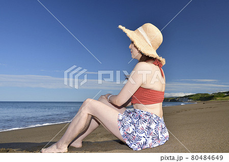 夏の北海道乙部町の海岸でストローハットに水着の女性のポートレートを撮影 夏の北海道乙部町の海岸でストローハットに水着の女性のポートレートを撮影 80484649